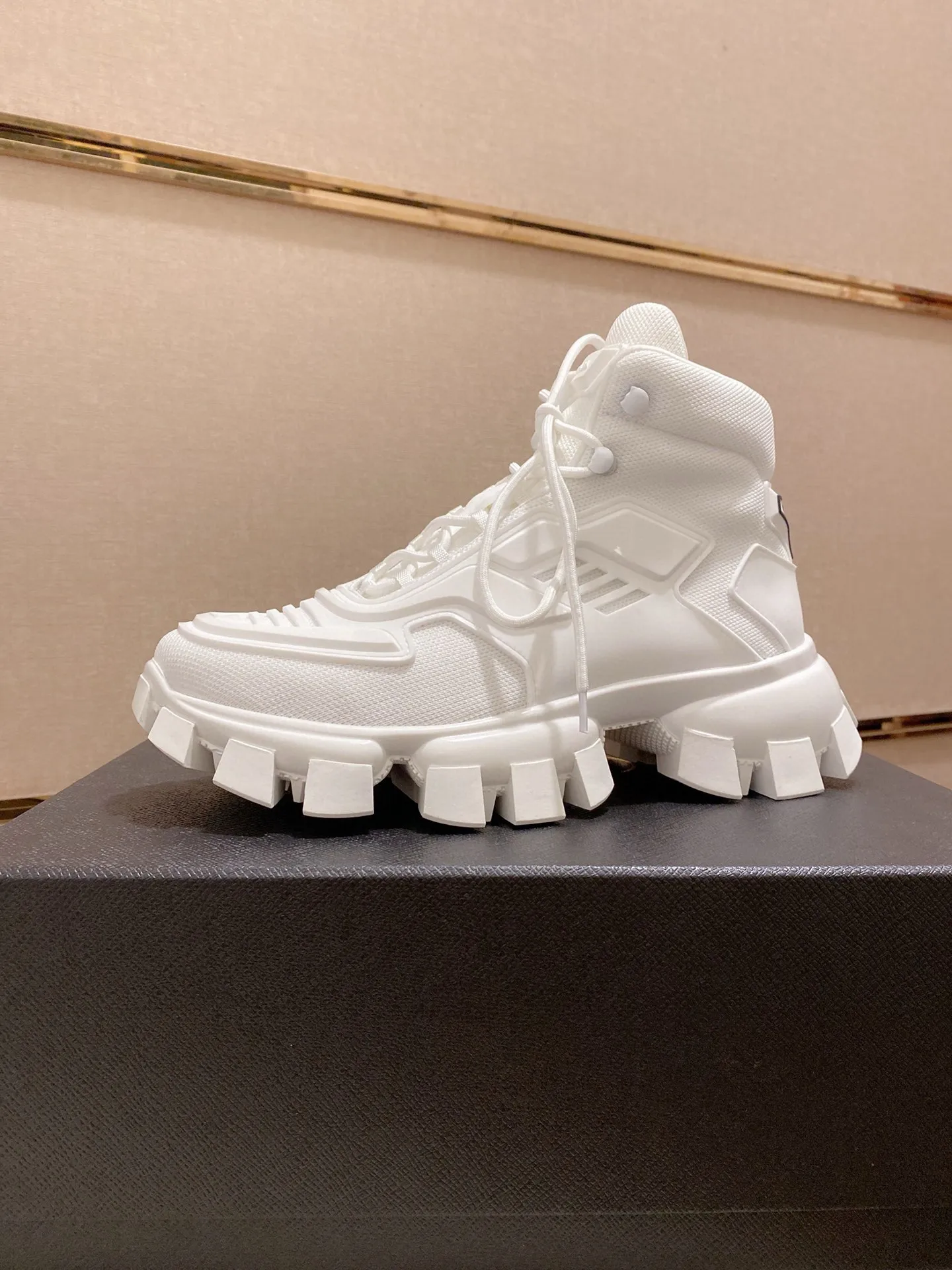 Men's shoes 💰 660💰 ✔️✔️✔️High version for couples 👫 High-quality new PRADA (Prada) counters are launched simultaneously, new men's shoes, 😘fabrics are selected from first-layer cowhide. Lining: imported elastic mesh➕cowhide lining. 👍🏿High-end☄️Open-molded non-slip rubber outsole, exquisite lines, simple and elegant, comfortable and high-end for leisure travel. Number of yards: 35 to 44. Can be customized: 45 46 yards